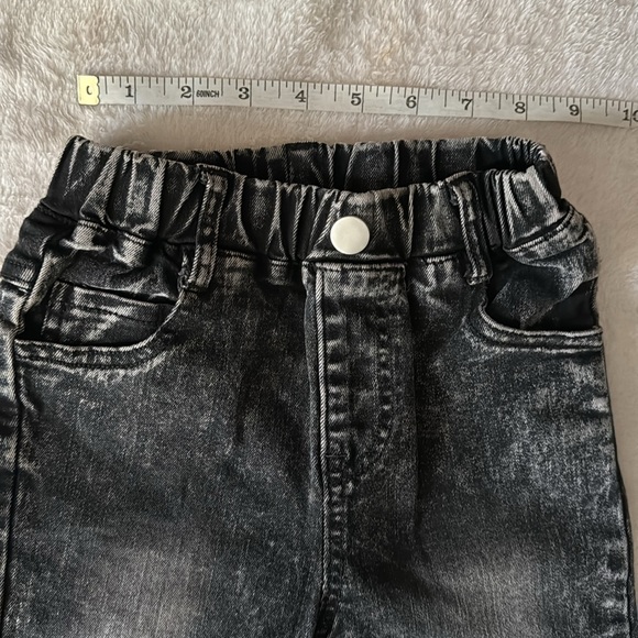 Pair of 2 Shein toddler jeans - Picture 2 of 13